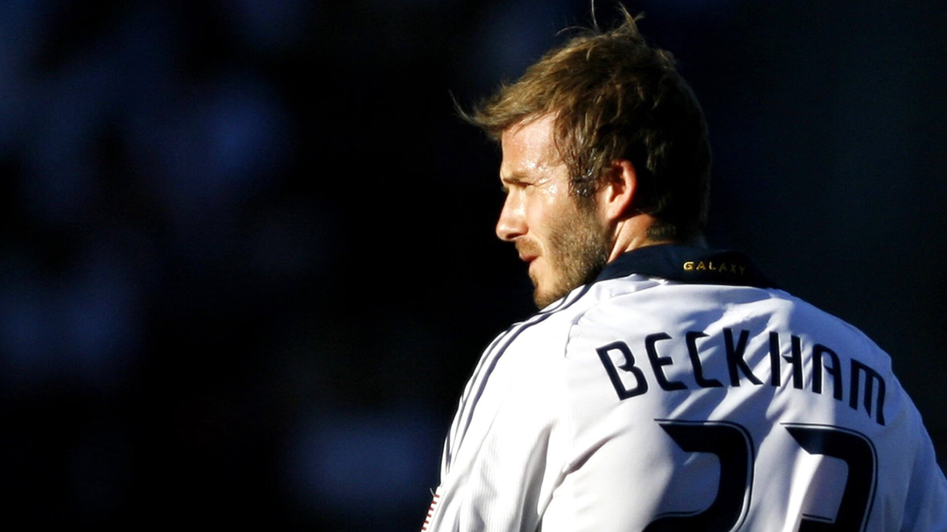 “海岸追逐：沿海赛段的惊心动魄”，沿着海岸线