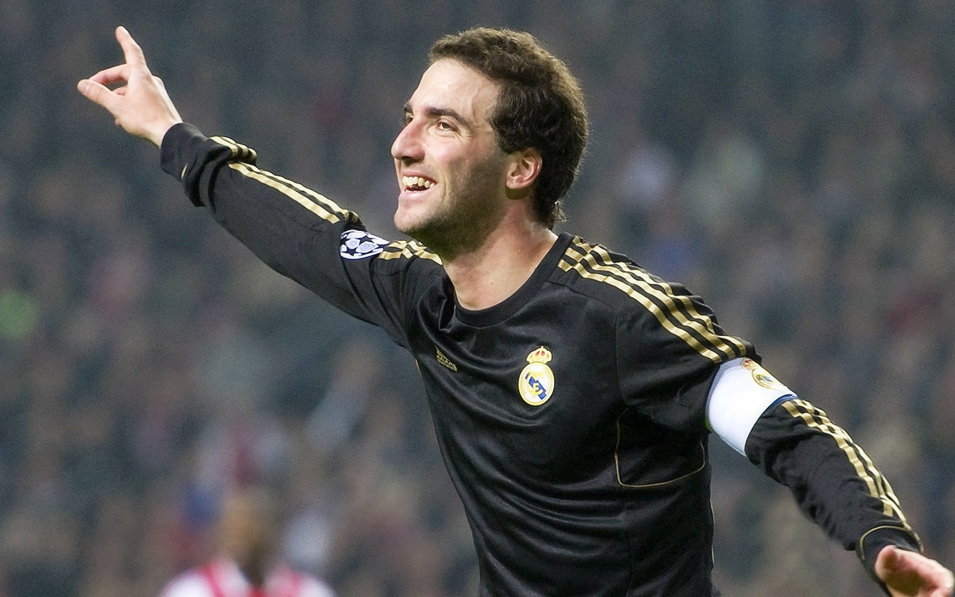 比勒菲尔德稳健战术带来胜利,比勒菲尔德队